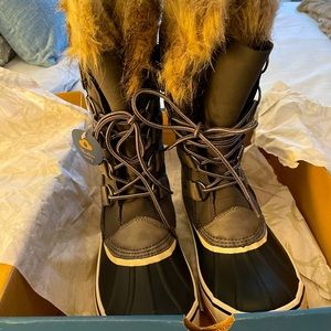 JBU fur lined snow boots- Brand new never worn gray and black with tan brown fur